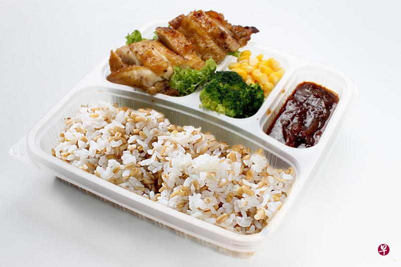 QQ Rice新的迷迭香鸡肉便当。 QQ Rice新的迷迭香鸡肉便当。