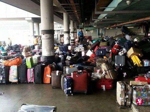 吉隆坡国际机场行李处理系统昨天上午发生故障,导致行李堆积如山,50多趟国内与国际航班也因此延误。(互联网) 吉隆坡国际机场行李处理系统昨天上午发生故障,导致行李堆积如山,50多趟国内与国际航班也因此延误。(互联网)