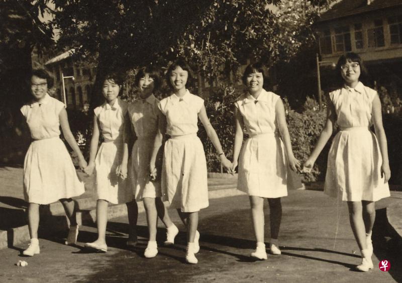 1959年作者(右二)与同学在南华女中校园留下青春倩影。 1959年作者(右二)与同学在南华女中校园留下青春倩影。