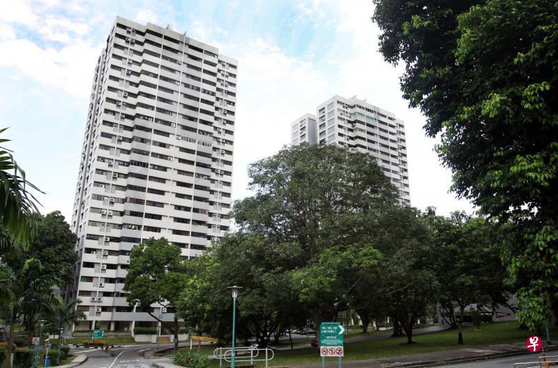 本地最后一个中等入息公寓布莱德景拥有918个单位和两间店屋,已完成私有化程序,标志着这类型的住宅正式走入历史。(档案照片) 本地最后一个中等入息公寓布莱德景拥有918个单位和两间店屋,已完成私有化程序,标志着这类型的住宅正式走入历史。(档案照片)