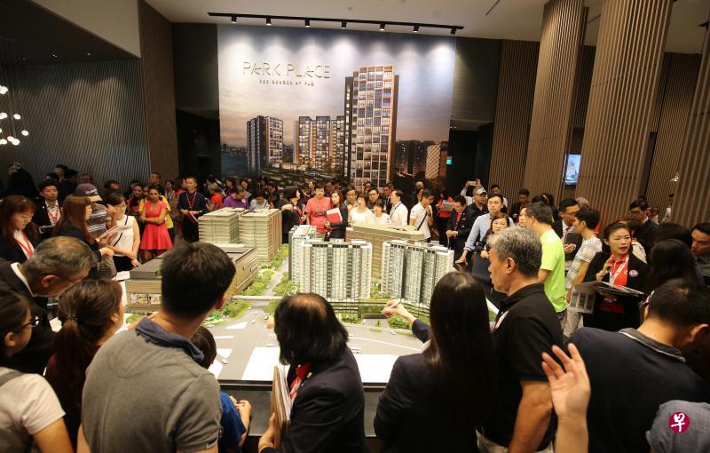 房地产调整措施生效当天,位于巴耶利峇的新私宅Park Place Residences正好开放示范单位,吸引不少公众前往。(陈福洲摄) 房地产调整措施生效当天,位于巴耶利峇的新私宅Park Place Residences正好开放示范单位,吸引不少公众前往。(陈福洲摄)