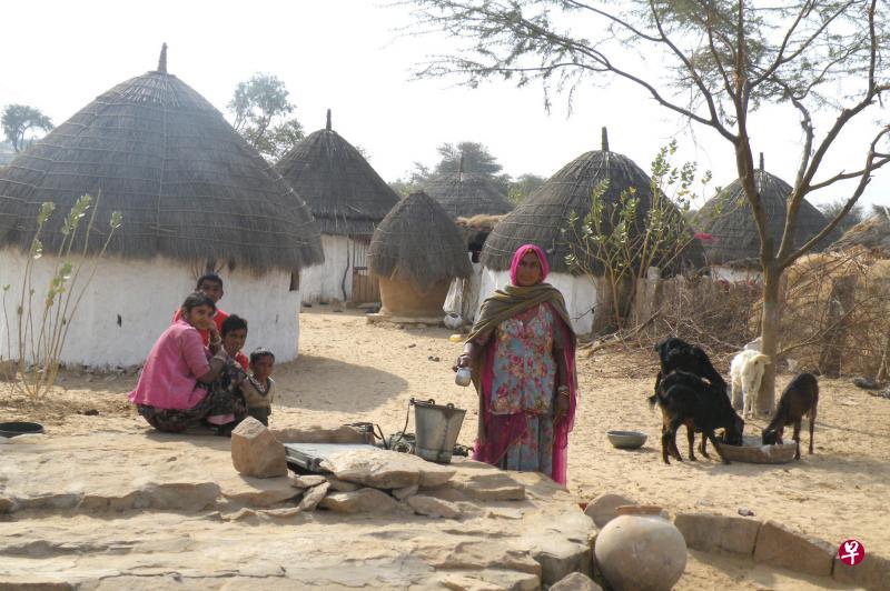 印度人的所谓“沙漠”是有村庄、有树木、有农作物、有田地,与一般人观念中的沙漠大不同。 印度人的所谓“沙漠”是有村庄、有树木、有农作物、有田地,与一般人观念中的沙漠大不同。