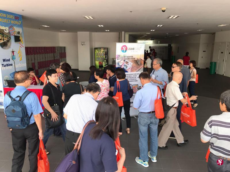 前往银发族资讯科技节参加课程的年长者,可在现场的zaobao.sg展位上注册14天免费阅读电子报配套。(资信媒体局提供) 前往银发族资讯科技节参加课程的年长者,可在现场的zaobao.sg展位上注册14天免费阅读电子报配套。(资信媒体局提供)