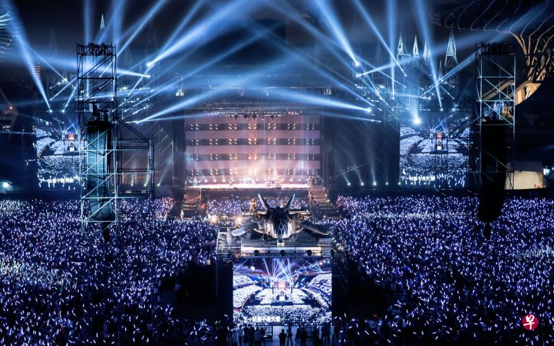 第二舞台成为一座“大无限航空母舰”让粉丝又惊又喜。(相信音乐、新加坡滚石提供) 第二舞台成为一座“大无限航空母舰”让粉丝又惊又喜。(相信音乐、新加坡滚石提供)