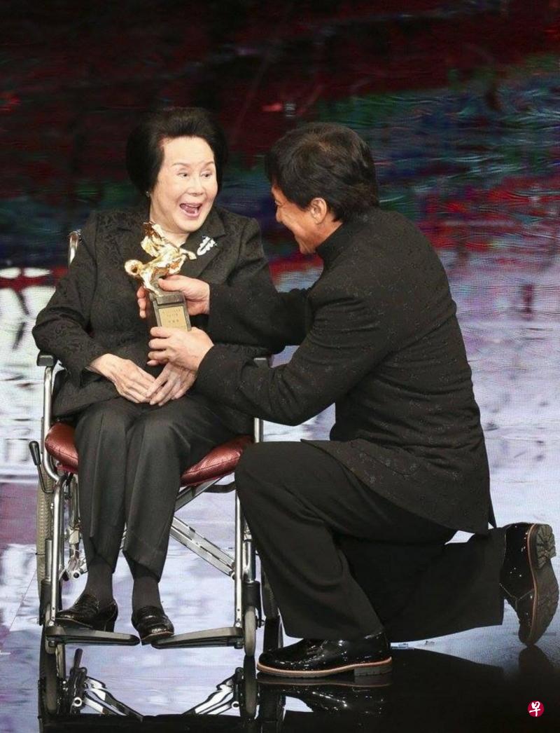 李丽华2015年亮相台湾第52届金马奖颁奖典礼，坐着轮椅接受成龙颁予“终身成就奖”。（资料图）