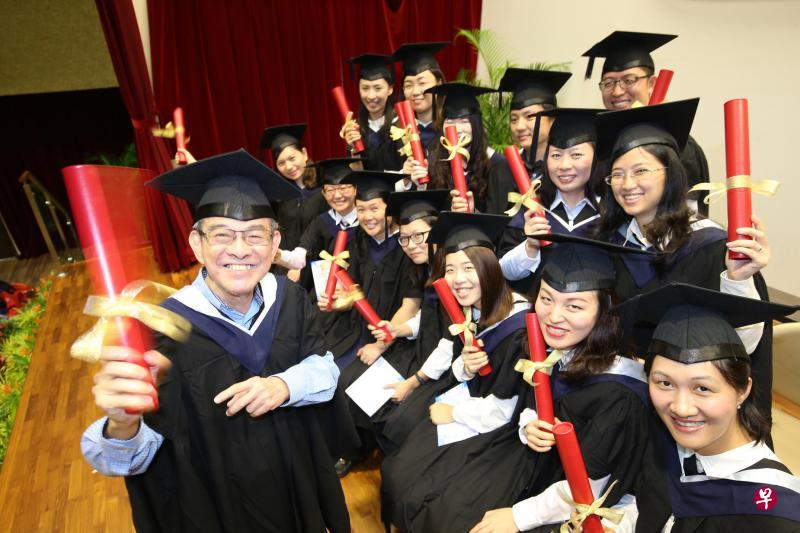 “班长”林振南老师(左)是硕士班最年长的学员,体现了终身学习的精神。(周柏荣摄) “班长”林振南老师(左)是硕士班最年长的学员,体现了终身学习的精神。(周柏荣摄)