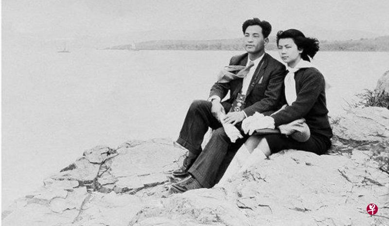 金宇澄父母旧照。父亲(28岁,时事新报记者)和母亲(20岁,复旦大学中文系学生)在太湖留影,1947年4月。 金宇澄父母旧照。父亲(28岁,时事新报记者)和母亲(20岁,复旦大学中文系学生)在太湖留影,1947年4月。