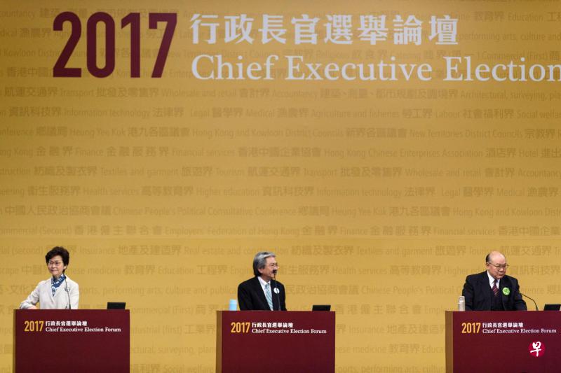香港特首选举的三名候选人昨晚在选委主办的论坛上,再次展开激烈的言语交锋,这是选战至今最大型的选举论坛,数百名选委到场观战。(法新社) 香港特首选举的三名候选人昨晚在选委主办的论坛上,再次展开激烈的言语交锋,这是选战至今最大型的选举论坛,数百名选委到场观战。(法新社)