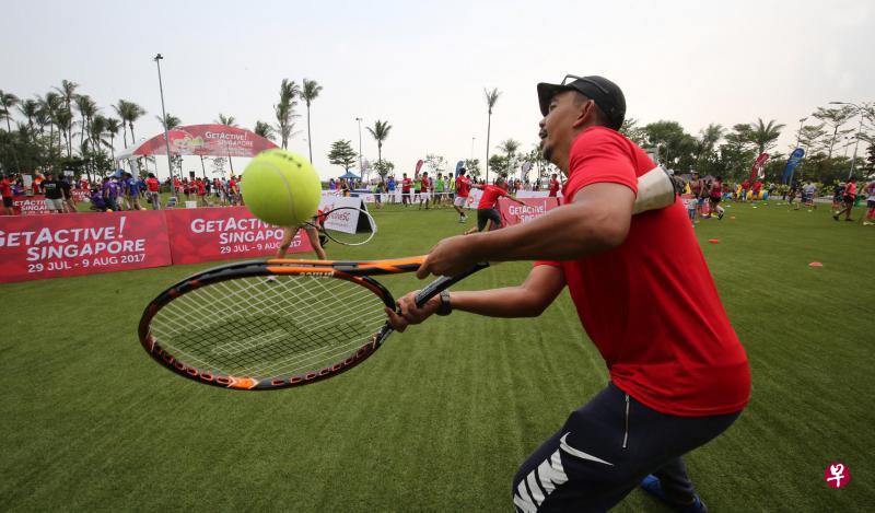 由新加坡体育理事会举办的“动起来!新加坡”今年将扩大规模,体理会昨天在圣淘沙举办活动,让公众提前体验即将在活动期间进行的体育项目。(陈福洲摄) 由新加坡体育理事会举办的“动起来!新加坡”今年将扩大规模,体理会昨天在圣淘沙举办活动,让公众提前体验即将在活动期间进行的体育项目。(陈福洲摄)