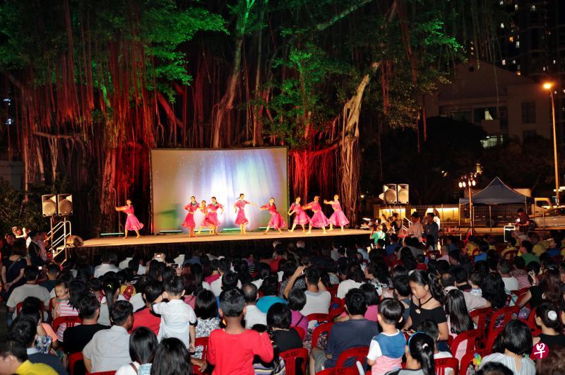 新加坡福建会馆舞蹈剧场更名为“新加坡华族舞蹈剧场”,并于福建会馆文化学院草场百年榕树下举行《大树脚》舞蹈表演。(林泽锐摄) 新加坡福建会馆舞蹈剧场更名为“新加坡华族舞蹈剧场”,并于福建会馆文化学院草场百年榕树下举行《大树脚》舞蹈表演。(林泽锐摄)