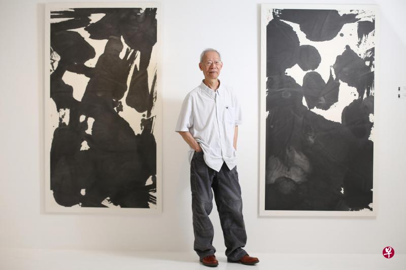 书画家庄声涛站在他2010年绘画作品《月光奏鸣曲》前面。他说,影子就是水墨,浓墨淡墨层层叠叠。 书画家庄声涛站在他2010年绘画作品《月光奏鸣曲》前面。他说,影子就是水墨,浓墨淡墨层层叠叠。