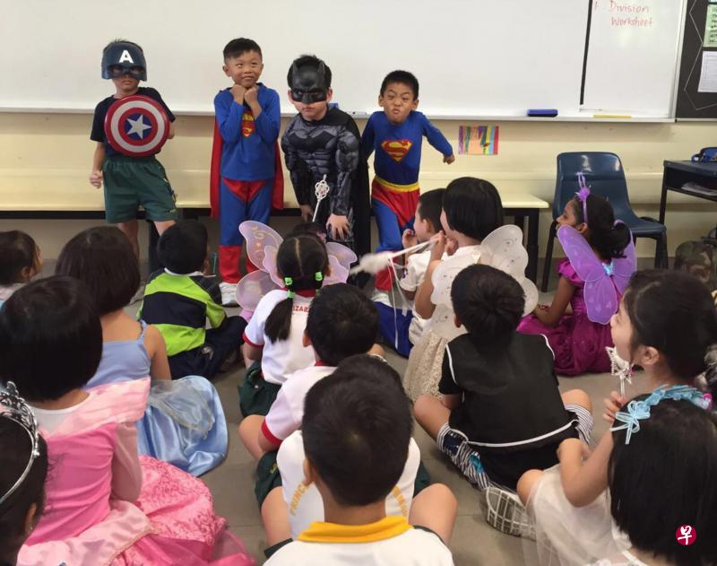 伊丽莎白公主小学去年首次举办“故事人物复活日”,让学生装扮成自己最喜爱的小说或漫画人物,与同学分享阅读的乐趣。(伊丽莎白公主小学提供) 伊丽莎白公主小学去年首次举办“故事人物复活日”,让学生装扮成自己最喜爱的小说或漫画人物,与同学分享阅读的乐趣。(伊丽莎白公主小学提供)