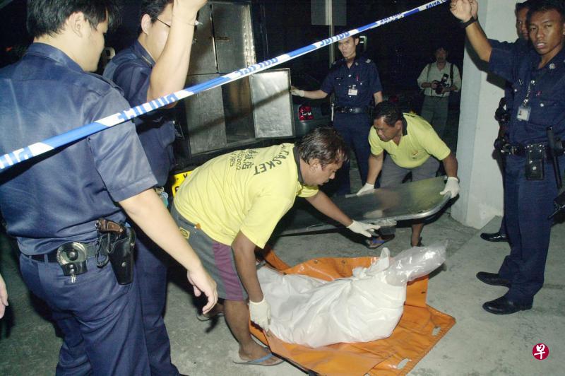 死者苏珊(右小图)2001年在所住组屋的电梯里遇劫,反抗不果遭被告捅死。(档案照片) 死者苏珊(右小图)2001年在所住组屋的电梯里遇劫,反抗不果遭被告捅死。(档案照片)