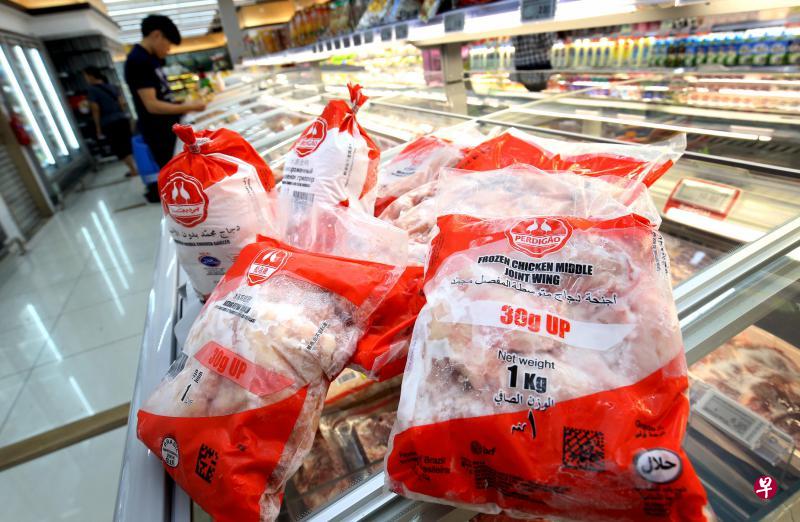 农粮兽医局表示我国并没有从涉嫌出口劣质肉制品的21家巴西工厂进口任何肉类,这些工厂都不获该局批准出口肉类到我国。本地销售的巴西肉类不来自违例工厂。(周柏荣摄) 农粮兽医局表示我国并没有从涉嫌出口劣质肉制品的21家巴西工厂进口任何肉类,这些工厂都不获该局批准出口肉类到我国。本地销售的巴西肉类不来自违例工厂。(周柏荣摄)