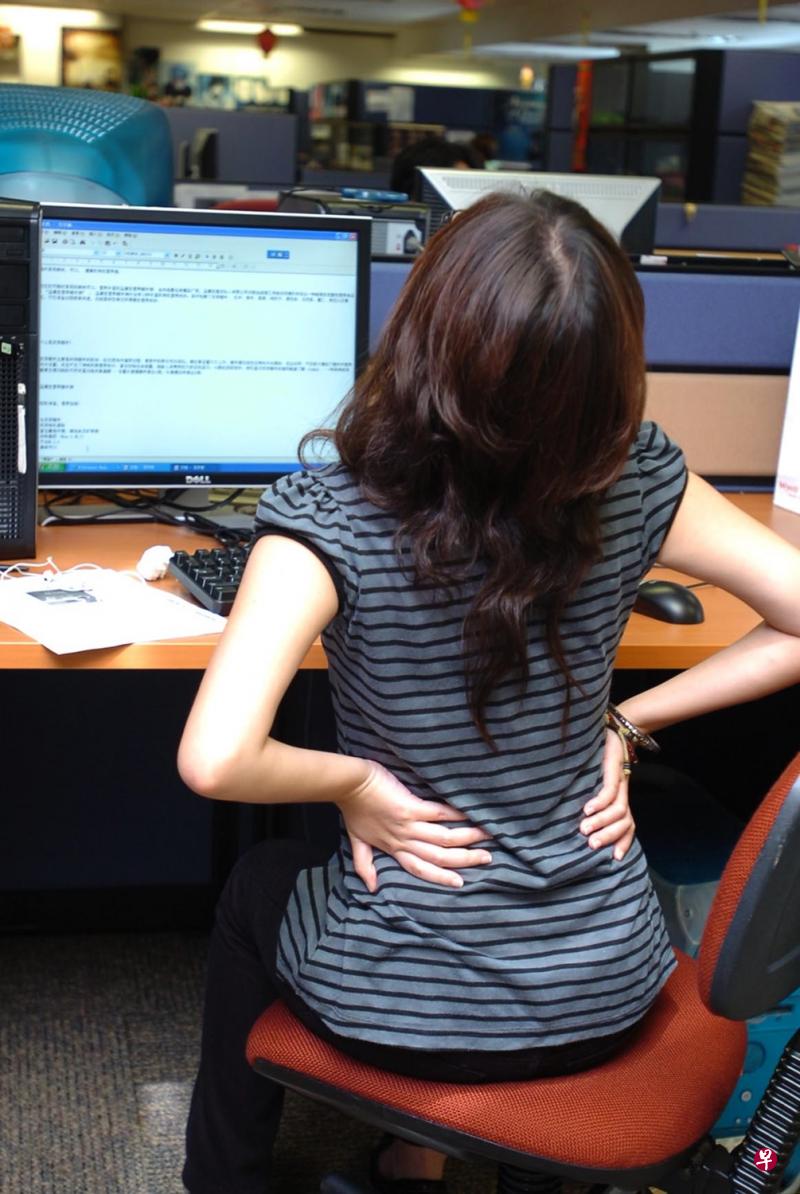 久坐不动,容易引致腰痛。(档案照) 久坐不动,容易引致腰痛。(档案照)