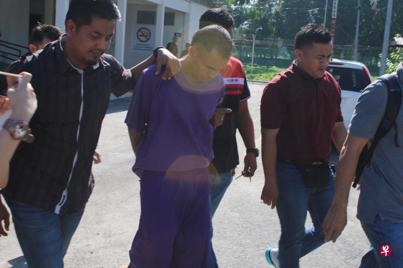 马来西亚警方昨日将柔佛古来女富豪绑架案印尼籍主嫌(左二)押往法庭申请延长扣留。(星洲日报) 马来西亚警方昨日将柔佛古来女富豪绑架案印尼籍主嫌(左二)押往法庭申请延长扣留。(星洲日报)