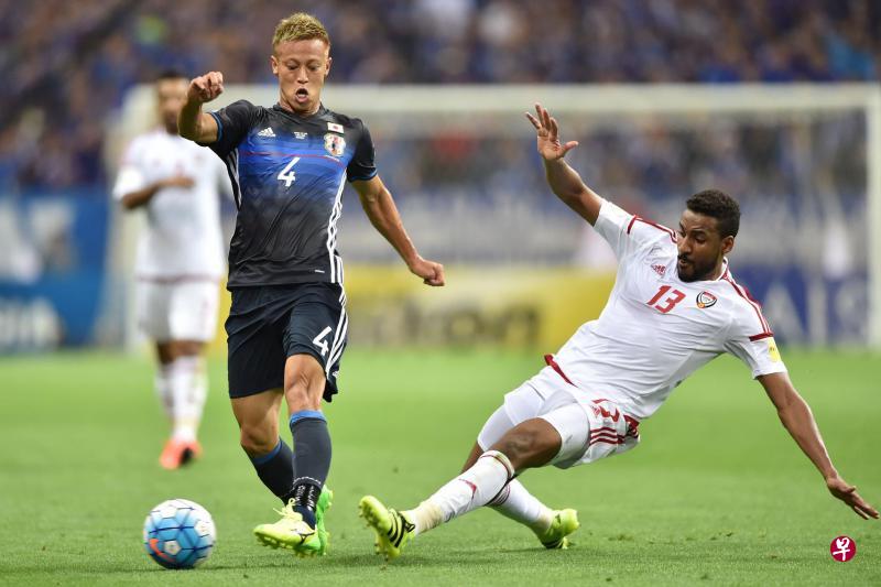 对于入选国家队引发争议,日本球员本田圭佑(左)认为是自己的不足所导致的。(法新社) 对于入选国家队引发争议,日本球员本田圭佑(左)认为是自己的不足所导致的。(法新社)