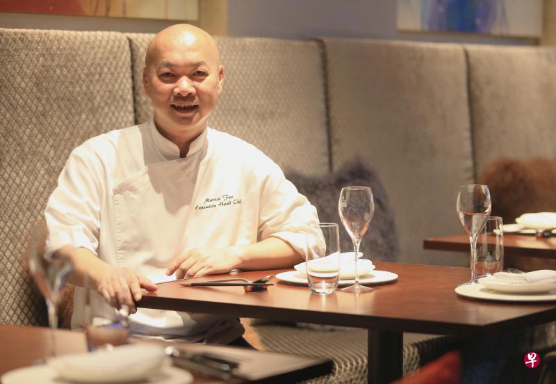 符兴毅掌厨多年,建立深厚底蕴,却不墨守成规,时时烹制创意菜品。 符兴毅掌厨多年,建立深厚底蕴,却不墨守成规,时时烹制创意菜品。