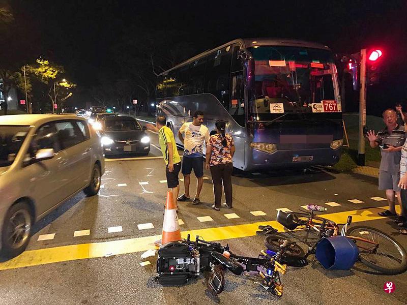 两车倒路中，有公众在场疏导交通。（网络照）