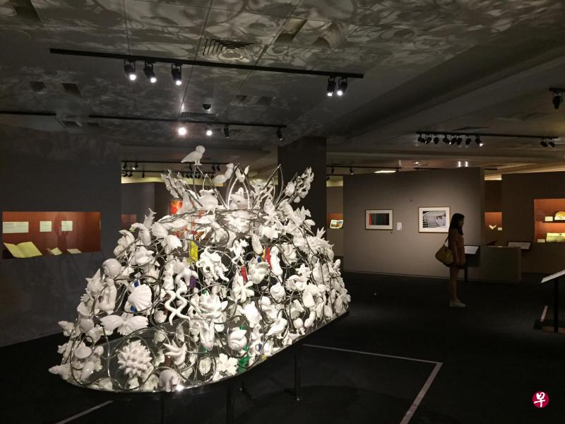 国家图书馆的“解析自由心 ——陈瑞献稿本与创作”，展期已延长至4月23日。图中前景为陈瑞献作品《天网》。
