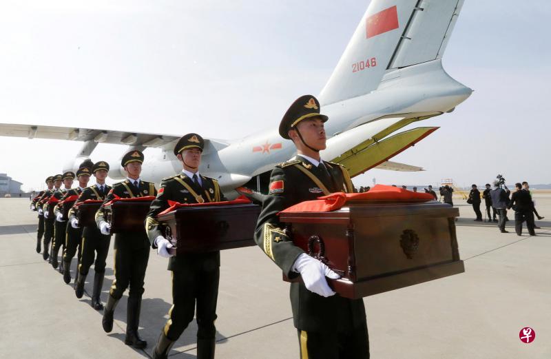 28具志愿军遗骸昨天被中国空军专机送回国。(路透社) 28具志愿军遗骸昨天被中国空军专机送回国。(路透社)