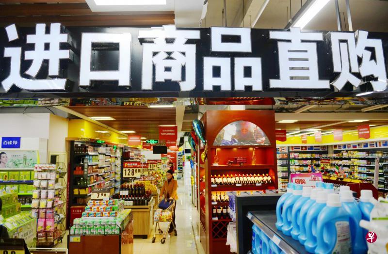 调查发现,73%的中国消费者在国内的购物网站购买外国进口产品,56%则从中国实体店内购买。图为市民在河北石家庄一家进口商品直购中心内挑选跨境商品。(新华社) 调查发现,73%的中国消费者在国内的购物网站购买外国进口产品,56%则从中国实体店内购买。图为市民在河北石家庄一家进口商品直购中心内挑选跨境商品。(新华社)