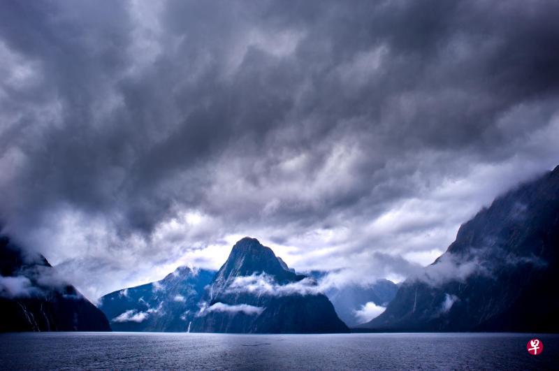 米尔福德峡湾最经典的风景在雨中歌唱。 米尔福德峡湾最经典的风景在雨中歌唱。