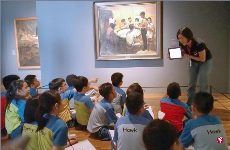 学生在国家美术馆学习如何鉴赏本地画家蔡名智一幅名为《国语课》的油画。新加坡于1959年自治,并把马来语列为国语。(国家美术馆提供) 学生在国家美术馆学习如何鉴赏本地画家蔡名智一幅名为《国语课》的油画。新加坡于1959年自治,并把马来语列为国语。(国家美术馆提供)