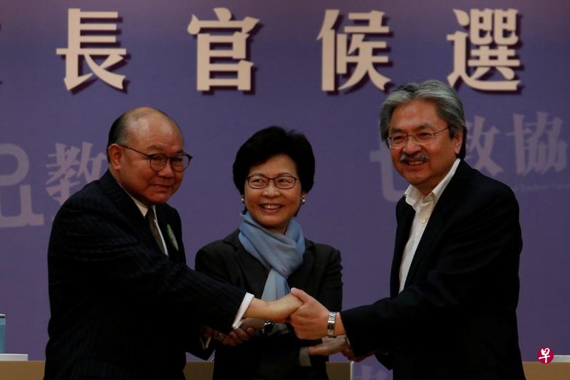 香港特首选举本届主要的参选人有前政务司司长林郑月娥(中)、财政司司长曾俊华(右)、前法官胡国兴(左)。 香港特首选举本届主要的参选人有前政务司司长林郑月娥(中)、财政司司长曾俊华(右)、前法官胡国兴(左)。