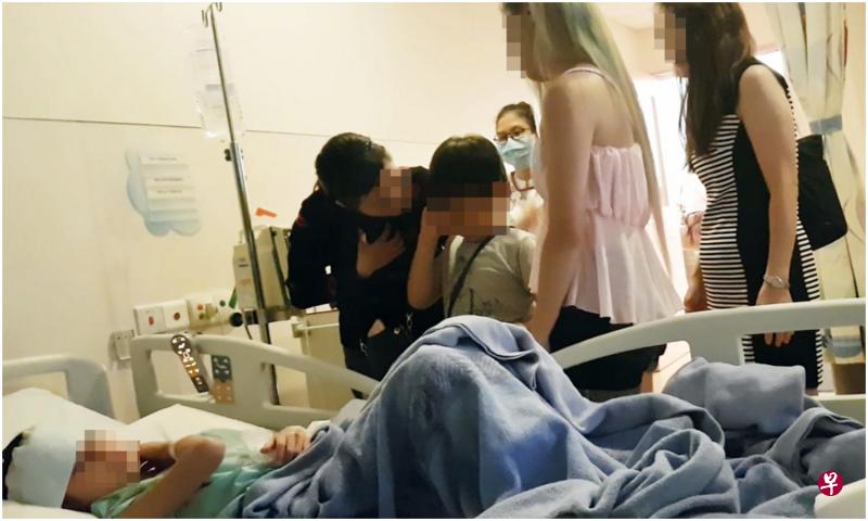小男生(左二)在母亲(右二)、班级主任(右一)和小女生母亲(左一)的陪同下,到病房向小女生道歉。(摄影/庄耿闻) 小男生(左二)在母亲(右二)、班级主任(右一)和小女生母亲(左一)的陪同下,到病房向小女生道歉。(摄影/庄耿闻)