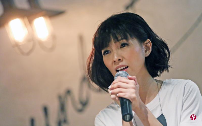 郭美美昨天在现场屡次hold住眼泪。(图/《新明日报》) 郭美美昨天在现场屡次hold住眼泪。(图/《新明日报》)