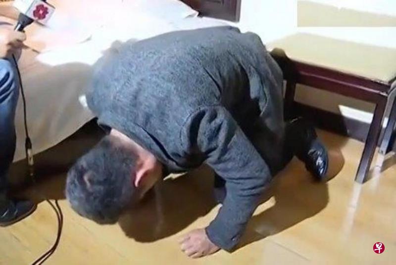 奥凯电缆法人代表王志伟周二(21日)承认公司供应不合格电缆后,向西安全市人民跪地道歉。(视频截图) 奥凯电缆法人代表王志伟周二(21日)承认公司供应不合格电缆后,向西安全市人民跪地道歉。(视频截图)