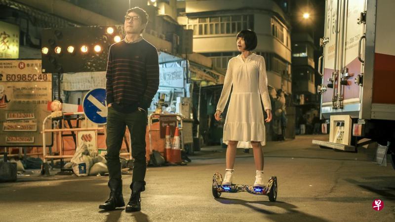 《救僵清道夫》清纯女僵尸(右)和捉尸男谈起充满矛盾的恋爱。 《救僵清道夫》清纯女僵尸(右)和捉尸男谈起充满矛盾的恋爱。