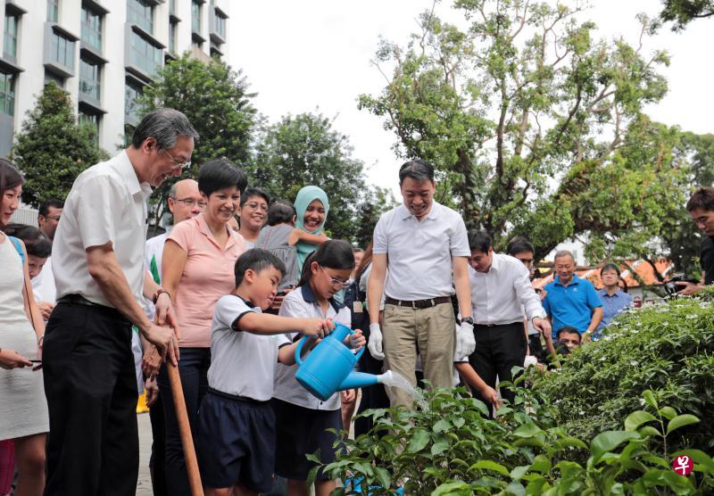 财政部兼律政部高级政务部长英兰妮(左二)、拉丁马士区议员陈振泉(左一)和丹戎巴葛集选区议员杨益财(右一)昨天同居民、义工和学生一起在达士敦坪公园栽种油树。(林泽锐摄) 财政部兼律政部高级政务部长英兰妮(左二)、拉丁马士区议员陈振泉(左一)和丹戎巴葛集选区议员杨益财(右一)昨天同居民、义工和学生一起在达士敦坪公园栽种油树。(林泽锐摄)