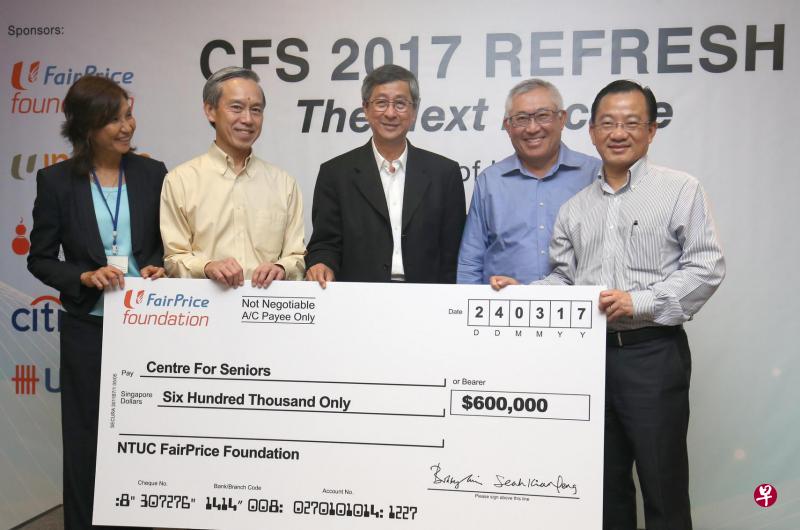 志愿福利团体CFS与职总及属下的社会企业密切合作,职总平价合作社总裁谢健平(右一)和主席陈育宠(右二)把60万元的支票捐给CFS,资助其项目与活动。代表收下支票的是CFS执行理事长林成粉(左起)、主席陈建秋和赞助人林文兴。(邬福梁摄) 志愿福利团体CFS与职总及属下的社会企业密切合作,职总平价合作社总裁谢健平(右一)和主席陈育宠(右二)把60万元的支票捐给CFS,资助其项目与活动。代表收下支票的是CFS执行理事长林成粉(左起)、主席陈建秋和赞助人林文兴。(邬福梁摄)