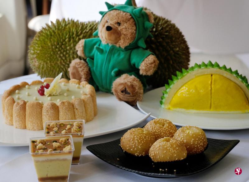 良木园酒店正举办年度“榴梿节”,推出14种D24和猫山王榴梿糕点,其中六款是新品如榴梿炸煎堆。(曾坤顺摄) 良木园酒店正举办年度“榴梿节”,推出14种D24和猫山王榴梿糕点,其中六款是新品如榴梿炸煎堆。(曾坤顺摄)