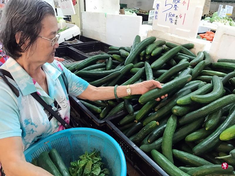 顾客抢购便宜小黄瓜。 顾客抢购便宜小黄瓜。