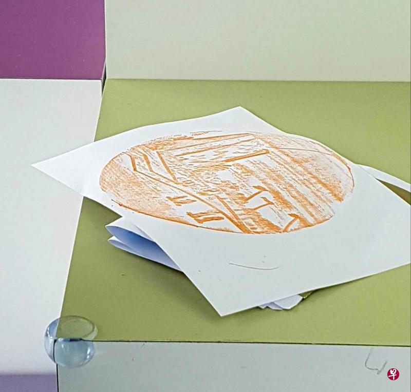 “打造建国元勋纪念堂”展览的其中一个展区,参观者可以把白纸压在根据构想图而铸造的模具上彩绘,印出轮廓。 “打造建国元勋纪念堂”展览的其中一个展区,参观者可以把白纸压在根据构想图而铸造的模具上彩绘,印出轮廓。