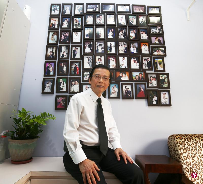 突破宣道之家挂满婚照的墙前,梁西门欣慰留影。满墙婚照主角都是前吸毒者或释囚,他们克服万难摆脱毒瘾,正常生活。 突破宣道之家挂满婚照的墙前,梁西门欣慰留影。满墙婚照主角都是前吸毒者或释囚,他们克服万难摆脱毒瘾,正常生活。