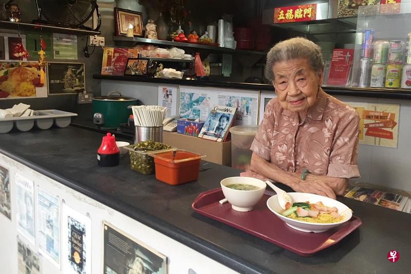 88岁的梁月明每天到店里打点一切。