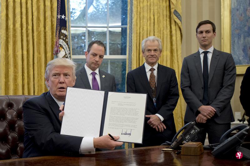 特朗普1月23日在白宫椭圆形办公室签署退出跨太平洋伙伴关系协定。(互联网) 特朗普1月23日在白宫椭圆形办公室签署退出跨太平洋伙伴关系协定。(互联网)