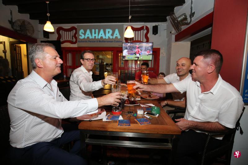 跟许多旅居本地的巴尔干人一样,Vojko Braui(顺时钟方向)、Pero Cecur和Boris Celebic爱到Sahara Bar & Restaurant聚首言欢。右一为餐馆老板Esad Sejdic。 跟许多旅居本地的巴尔干人一样,Vojko Braui(顺时钟方向)、Pero Cecur和Boris Celebic爱到Sahara Bar & Restaurant聚首言欢。右一为餐馆老板Esad Sejdic。