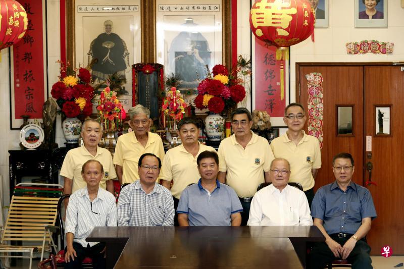 潮州江夏堂靠着强大凝聚力,跨越成立150周年的里程碑。前排左起为荣誉主席黄利泉、永远名誉主席黄海庆、主席黄文丰、永远名誉主席黄南德及署理主席黄文锦;后排站立者为副总务黄燊瑞、副总务黄振家、总务黄金发、副主席黄国强及财政黄志成。(陈渊庄摄) 潮州江夏堂靠着强大凝聚力,跨越成立150周年的里程碑。前排左起为荣誉主席黄利泉、永远名誉主席黄海庆、主席黄文丰、永远名誉主席黄南德及署理主席黄文锦;后排站立者为副总务黄燊瑞、副总务黄振家、总务黄金发、副主席黄国强及财政黄志成。(陈渊庄摄)