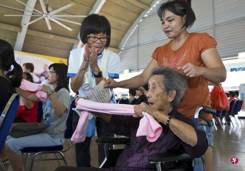 即使以轮椅代步的年长者,也能用毛巾,进行七项椅上健身操,增强上半身的力量,同时也可改善平衡感和敏捷度。(曾道明摄) 即使以轮椅代步的年长者,也能用毛巾,进行七项椅上健身操,增强上半身的力量,同时也可改善平衡感和敏捷度。(曾道明摄)