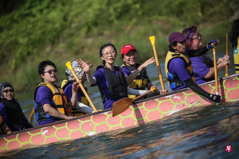 目前乳癌进入末期的邓淑玲(左二)及已从腹膜癌康复的张慧玲(左三)多年来都通过参与划龙舟活动,与其他癌症病人建立友谊,相互照应。(叶振忠摄) 目前乳癌进入末期的邓淑玲(左二)及已从腹膜癌康复的张慧玲(左三)多年来都通过参与划龙舟活动,与其他癌症病人建立友谊,相互照应。(叶振忠摄)