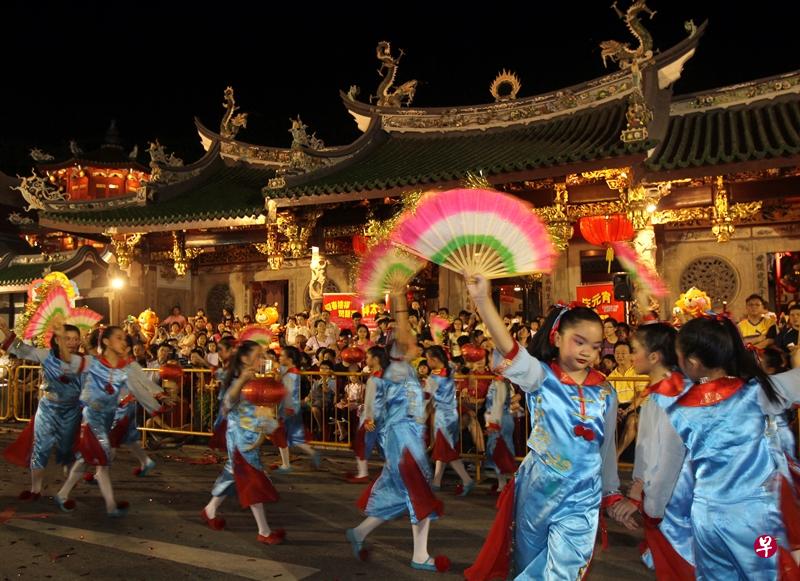 新加坡福建会馆和百年古庙天福宫把闽南人俗称“踩街”的街头表演活动带到直落亚逸街。图为福建会馆五所属校的小学生在庙前呈献精彩的武术和华族舞蹈,为元宵踩街活动生色不少。 新加坡福建会馆和百年古庙天福宫把闽南人俗称“踩街”的街头表演活动带到直落亚逸街。图为福建会馆五所属校的小学生在庙前呈献精彩的武术和华族舞蹈,为元宵踩街活动生色不少。