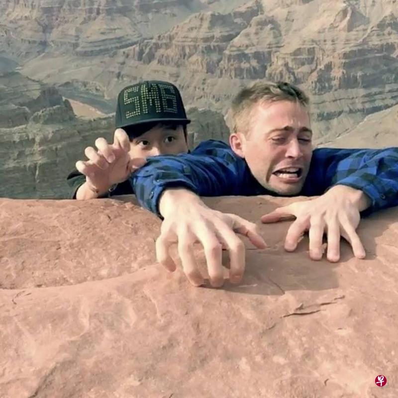 林俊杰(左)在面簿直播与Cody Walker“搭直升机飞越大峡谷”的搞笑画面。(面簿图) 林俊杰(左)在面簿直播与Cody Walker“搭直升机飞越大峡谷”的搞笑画面。(面簿图)