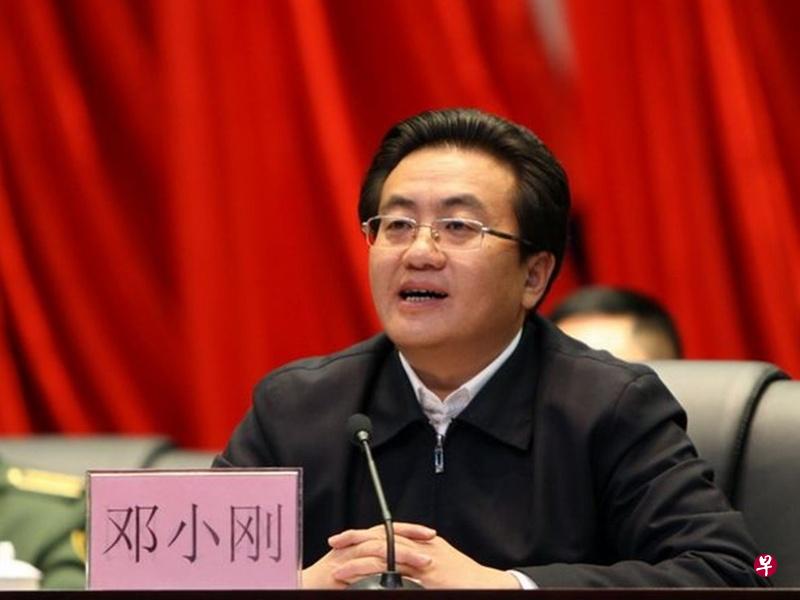 今年50岁的邓小刚,曾长期在基层与西藏工作,也曾身兼多职,被认为是中国副省部级政治新星之一。(互联网) 今年50岁的邓小刚,曾长期在基层与西藏工作,也曾身兼多职,被认为是中国副省部级政治新星之一。(互联网)