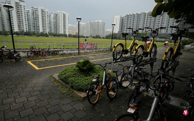 榜鹅地铁站外划定了新的“黄格子”,提供更多空间让居民和共用脚踏车使用者停放脚踏车。 榜鹅地铁站外划定了新的“黄格子”,提供更多空间让居民和共用脚踏车使用者停放脚踏车。