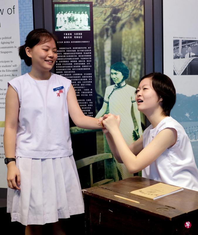 南洋女子中学校中三学生颜斌斌(右)和左谨熙为参演百年校庆电影剪短了长发,以真实反映80年代南中传统华校女学生的形象。图中两人正在搬演电影中的一个片段。 南洋女子中学校中三学生颜斌斌(右)和左谨熙为参演百年校庆电影剪短了长发,以真实反映80年代南中传统华校女学生的形象。图中两人正在搬演电影中的一个片段。